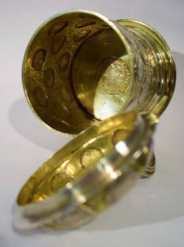 Antiquités - Tankard en argent doré, orné de 38 anciennes pièces d'argent
